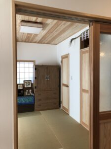 《小国杉の目透かし天井です》